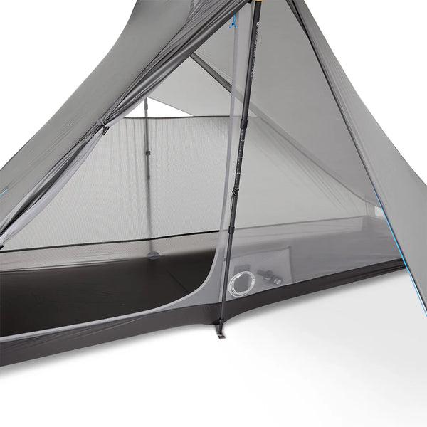 Gossamer Gear The One V2 – interior close-up of trekking pole apex and mesh corner pocket