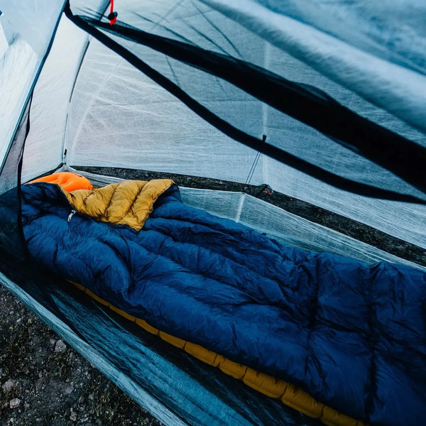 Hyperlite Mountain Gear 20-Degree Quilt in blue showing the footbox